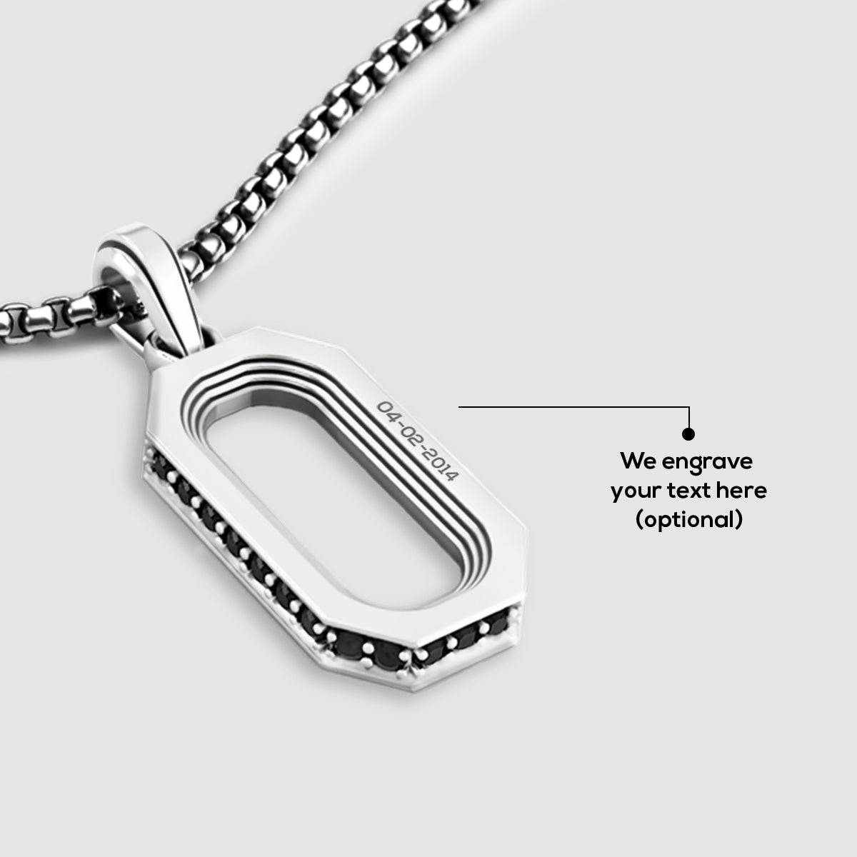 Toont het gebied voor gratis graveren in Durwas zwarte diamanten zilveren herenhanger van Ninetwofive. 