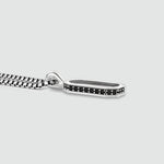 4. détails latéraux du pendentif en forme d'arche en argent montrant ses diamants noirs. Ninetwofive 