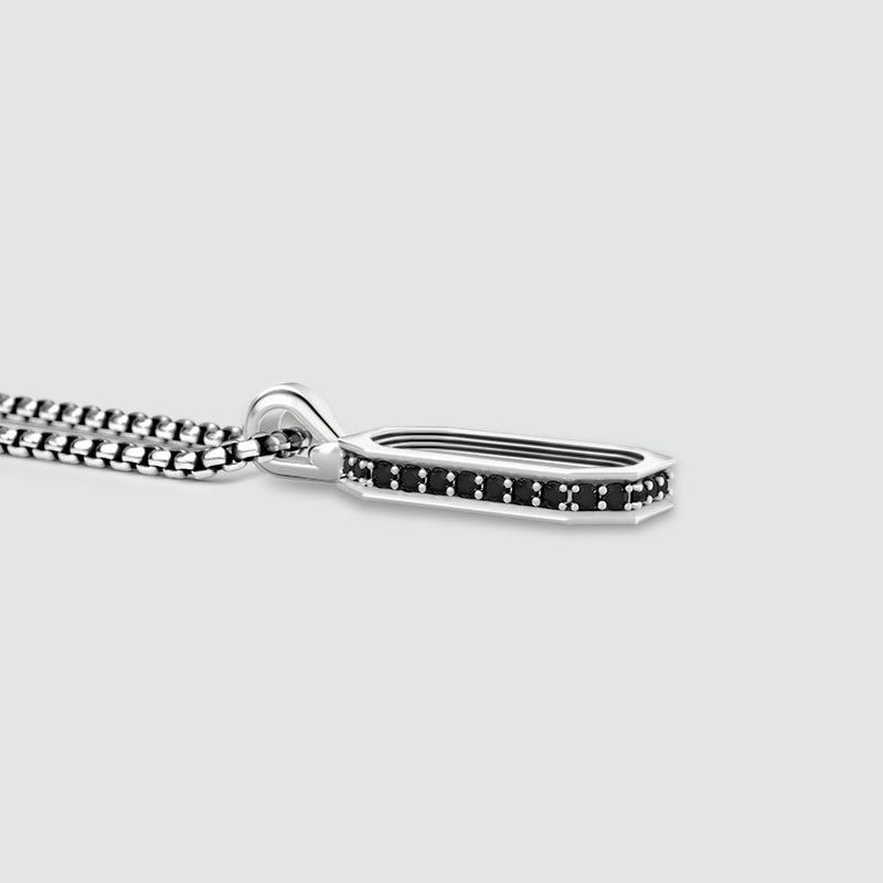 4. Vue de profil du pendentif en forme d'arche en argent, mettant en valeur ses diamants noirs. Ninetwofive