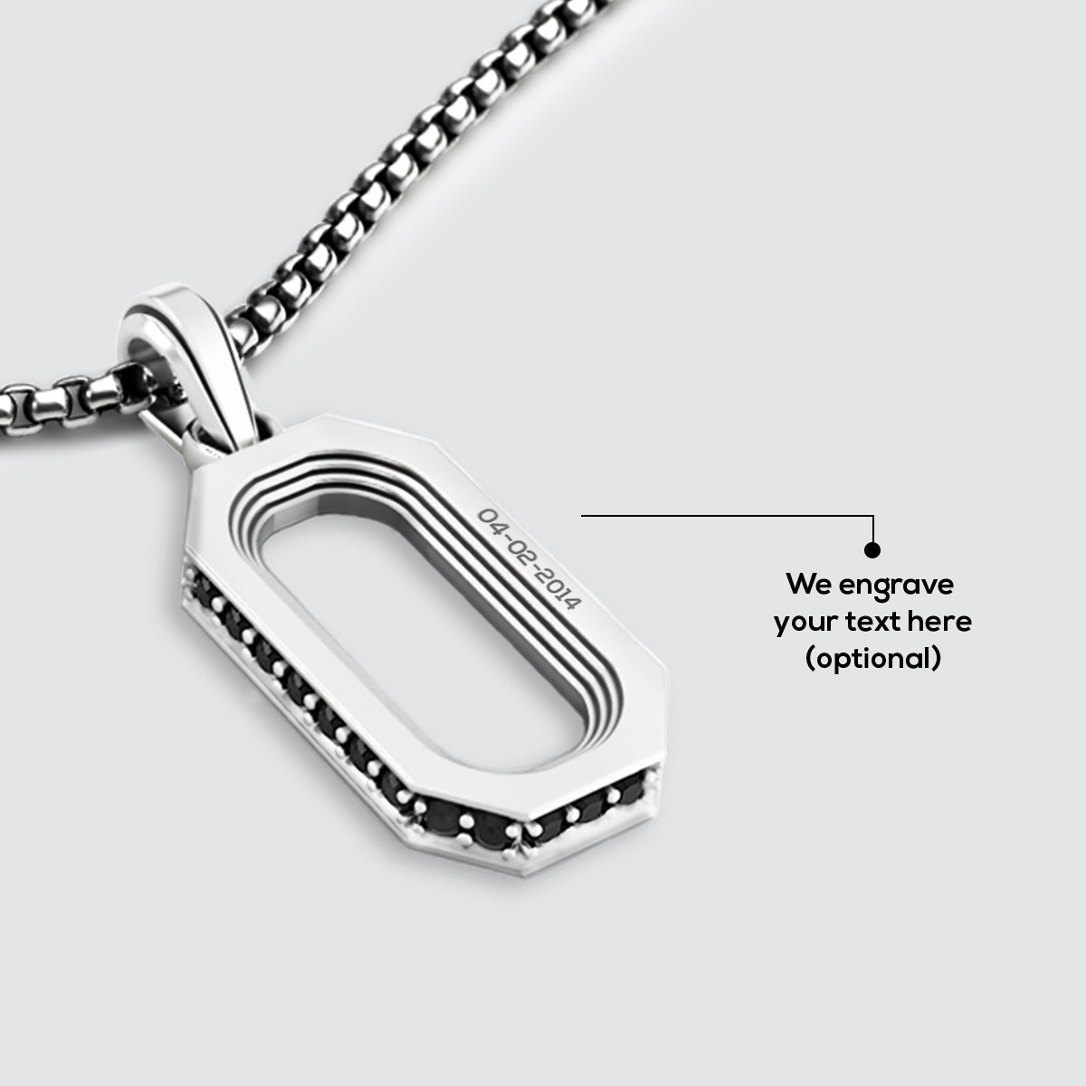 Het tonen van het gebied voor gratis graveren in Durwas zilveren herenhanger die is ontworpen met zwarte diamanten door Ninetwofive. 