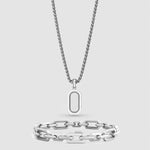 Vooraanzicht van Ninetwofive's Durwas zilveren hanger en Aqdas herenarmband.