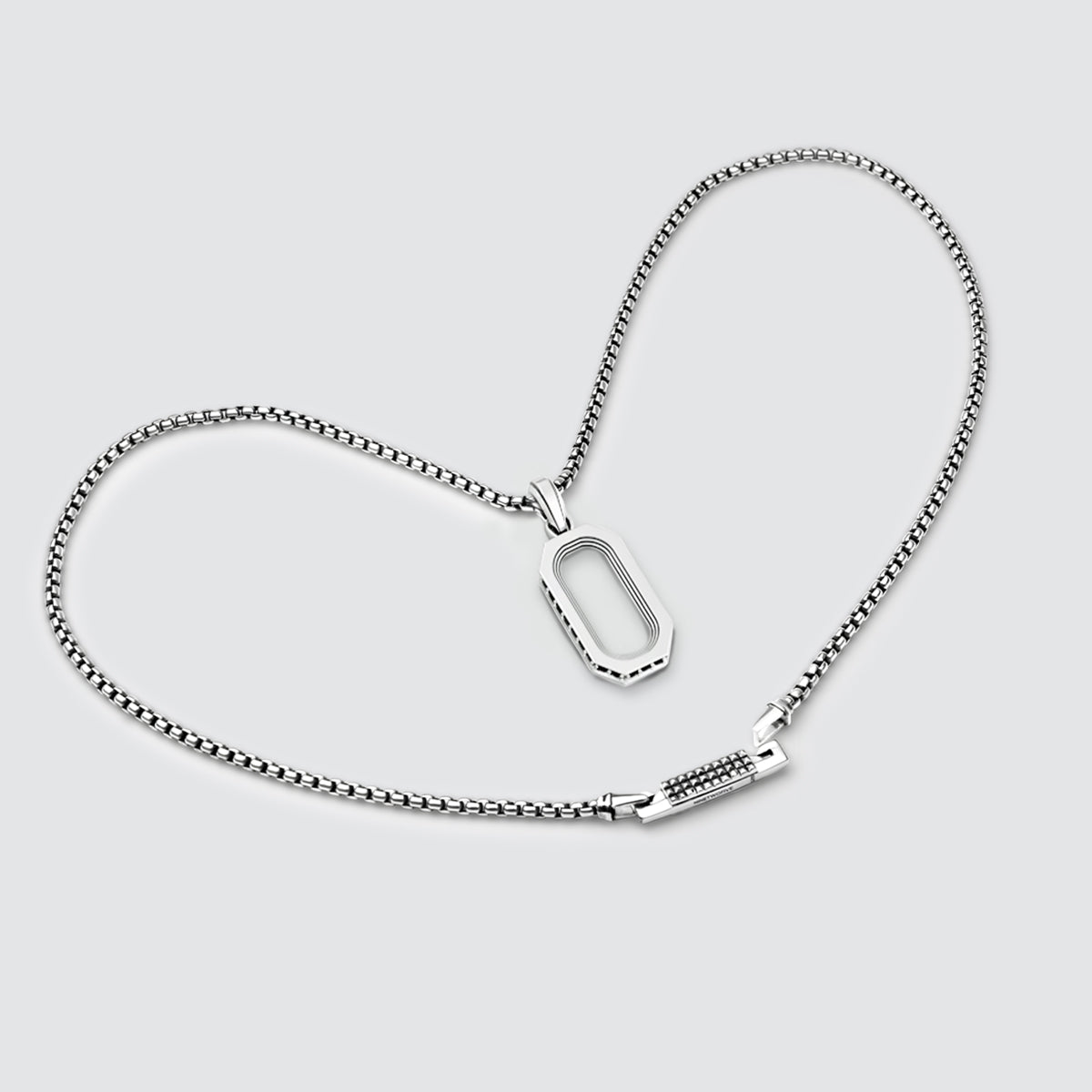 Toont sterling zilveren Durwas heren hanger in zwarte diamanten design en met een zilveren ketting van Ninetwofive