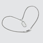 Toont sterling zilveren Durwas heren hanger in zwarte diamanten design en met een zilveren ketting van Ninetwofive