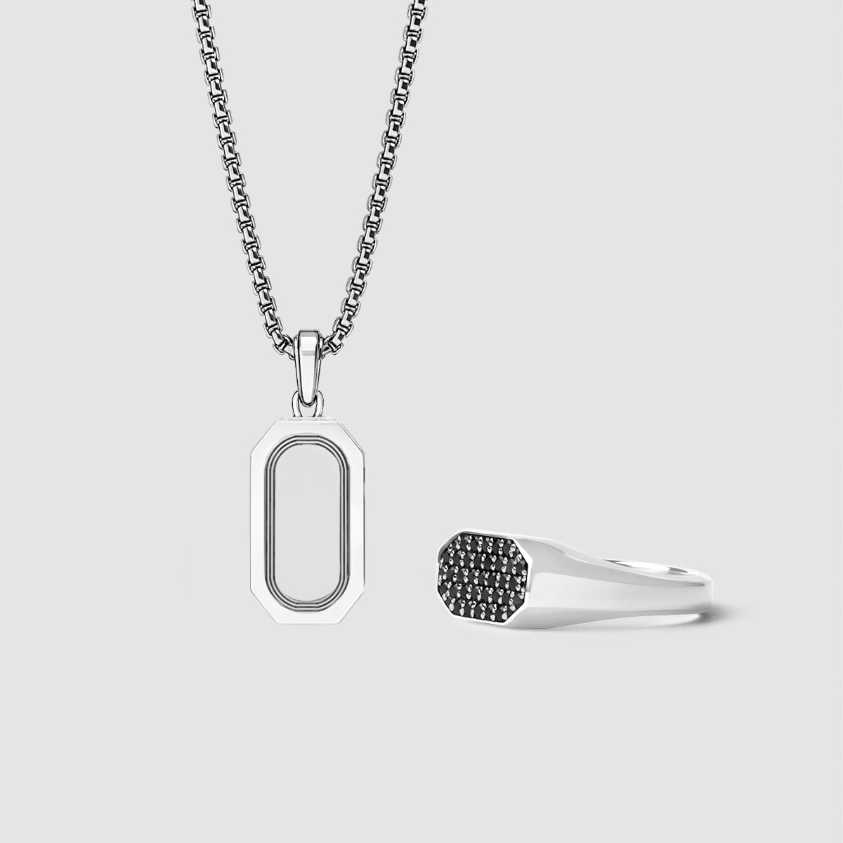 Vooraanzicht van sterling zilveren Durwas hanger en Azhar herenring van Ninetwofive.