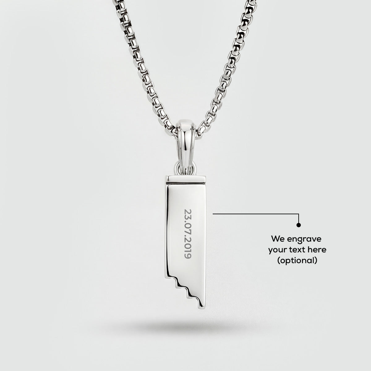 Ninetwofive Silberanhänger für Herren mit individueller Datumsgravur, eine Geschenkidee für ihn: personalisierter Schmuck.