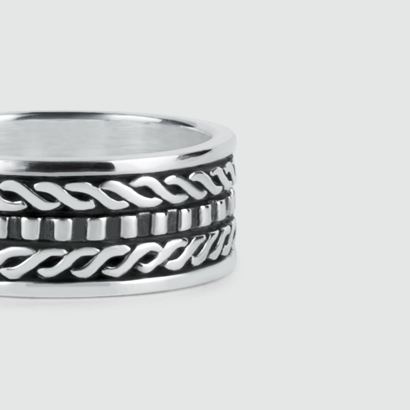 Eine Nahaufnahme des Fariq Herren-Rings aus oxidiertem Sterling Silber von NineTwoFive.