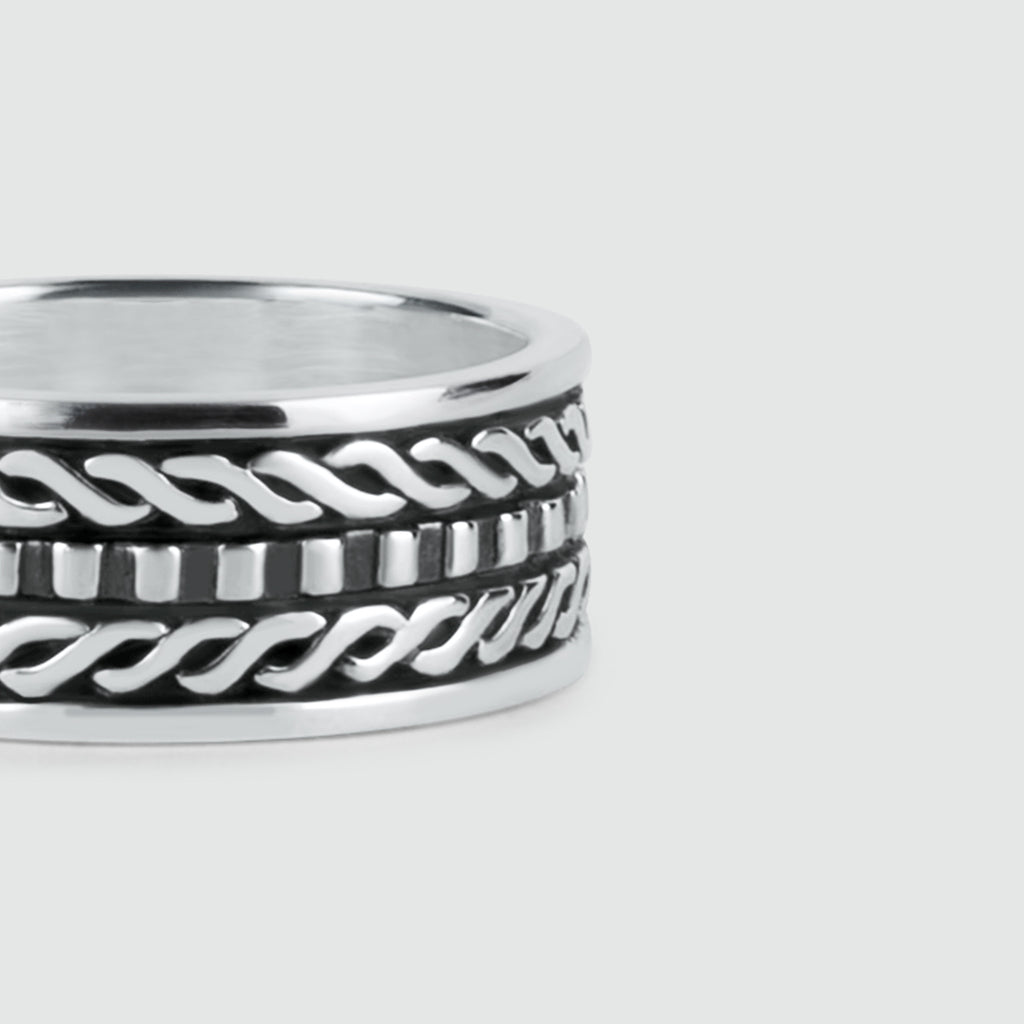Ein Fariq - Oxidierter Sterling Silber Ring 10mm mit einem schwarzen und silbernen Design.