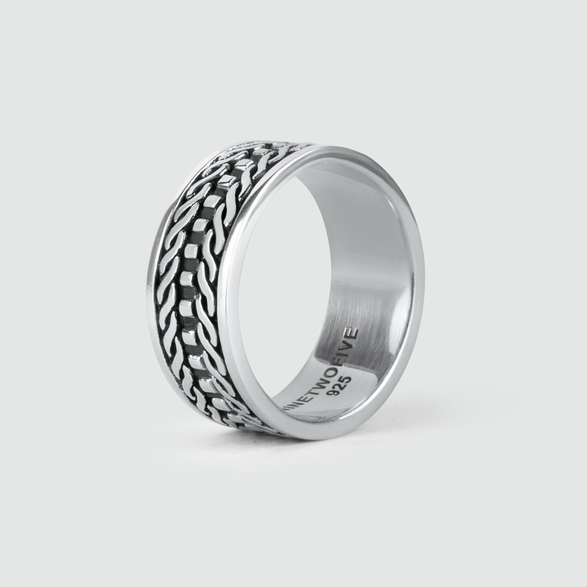 Une bague Fariq en argent sterling oxydé de 10 mm avec un motif gravé.