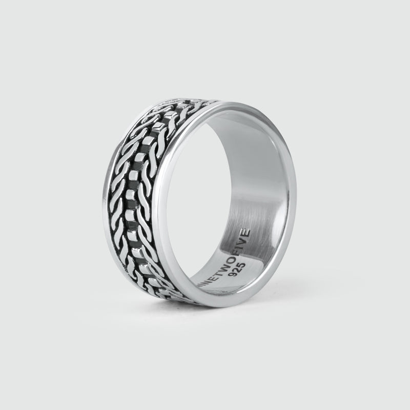 Ein Fariq Ring aus oxidiertem Sterling Silber von NineTwoFive mit eingraviertem 925-Stempel.
