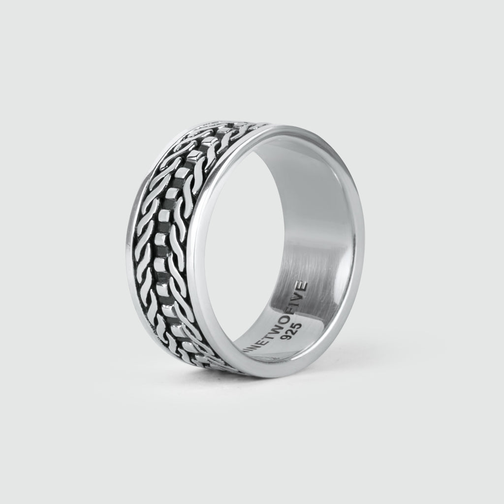 Een Fariq - Geoxideerde Sterling Zilveren Ring 10mm met een gegraveerd ontwerp.