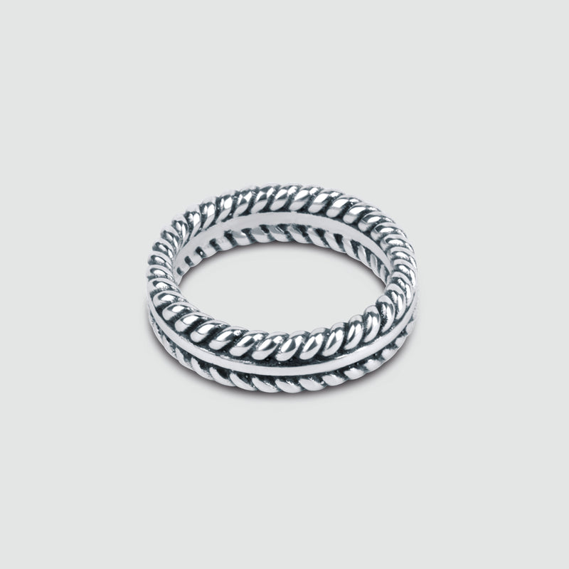 Draufsicht auf den Zahir Herrenring aus Sterling Silber mit geflochtenem Design, perfekt für ihn.