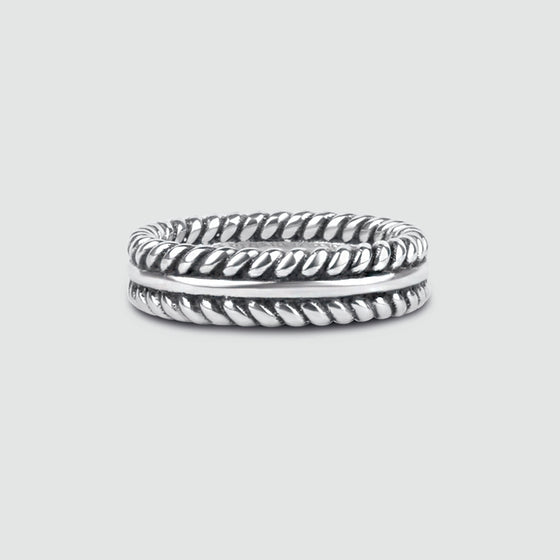 Eine Vorderansicht des Herrenrings „Zahir“ aus Sterling Silber mit Federmotiv und geflochtenem Muster.