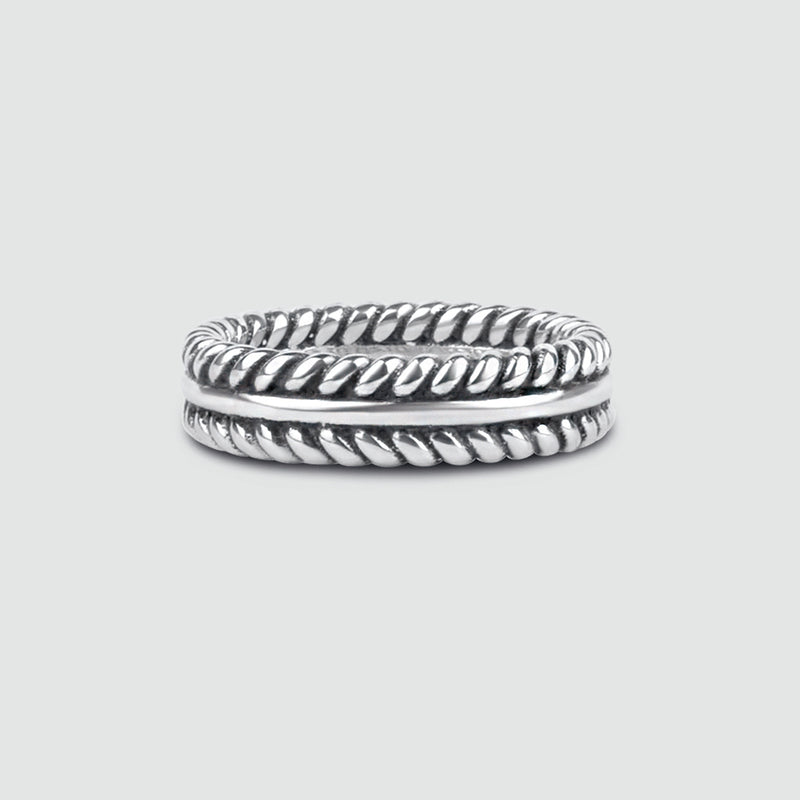 Eine Vorderansicht des Herrenrings „Zahir“ aus Sterling Silber mit Federmotiv und geflochtenem Muster.