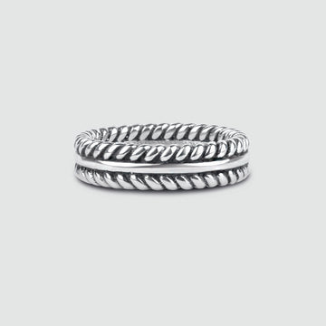 Un anneau de plumes en argent sterling Zahir de 6 mm avec un motif tressé.