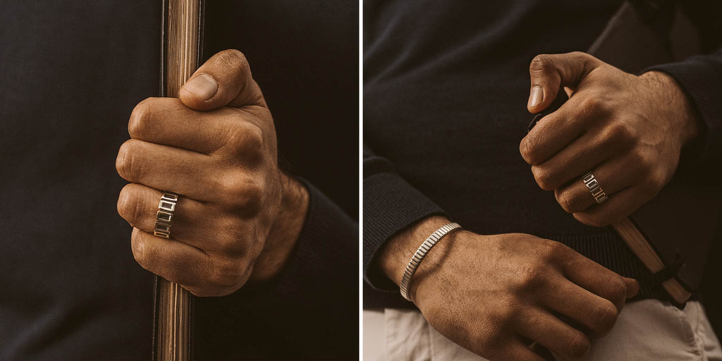 Twee foto's van een mannenhand met een ring eraan.