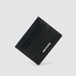 Schuine weergave van de gratis portemonnee van echt zwart leer voor heren, met de eersteklas matte afwerking en kwaliteitsstiksels. Ninetwofive.