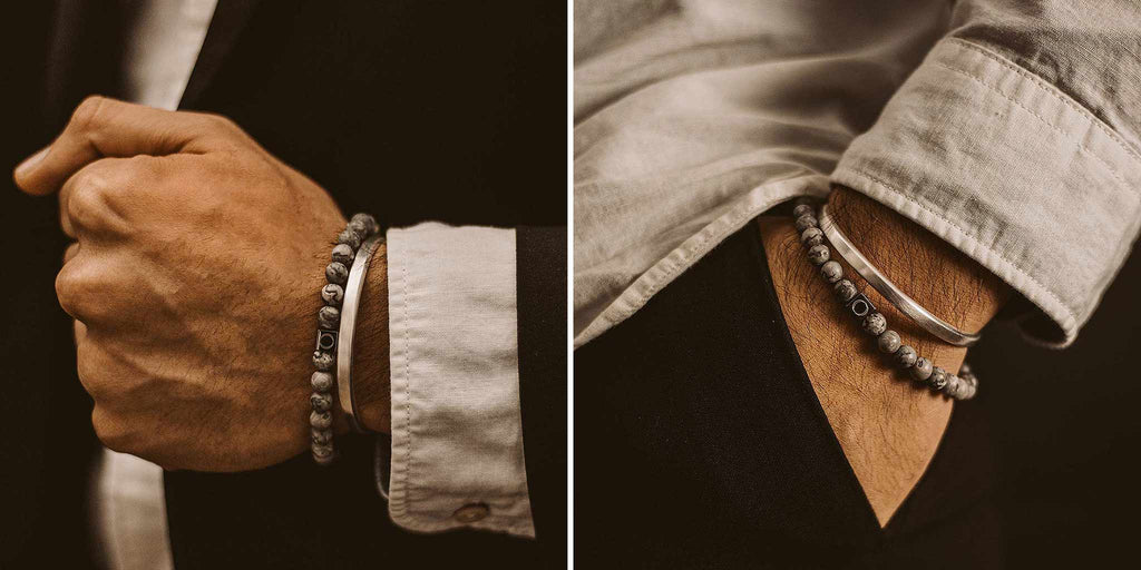 Twee foto's van een man met armbanden.