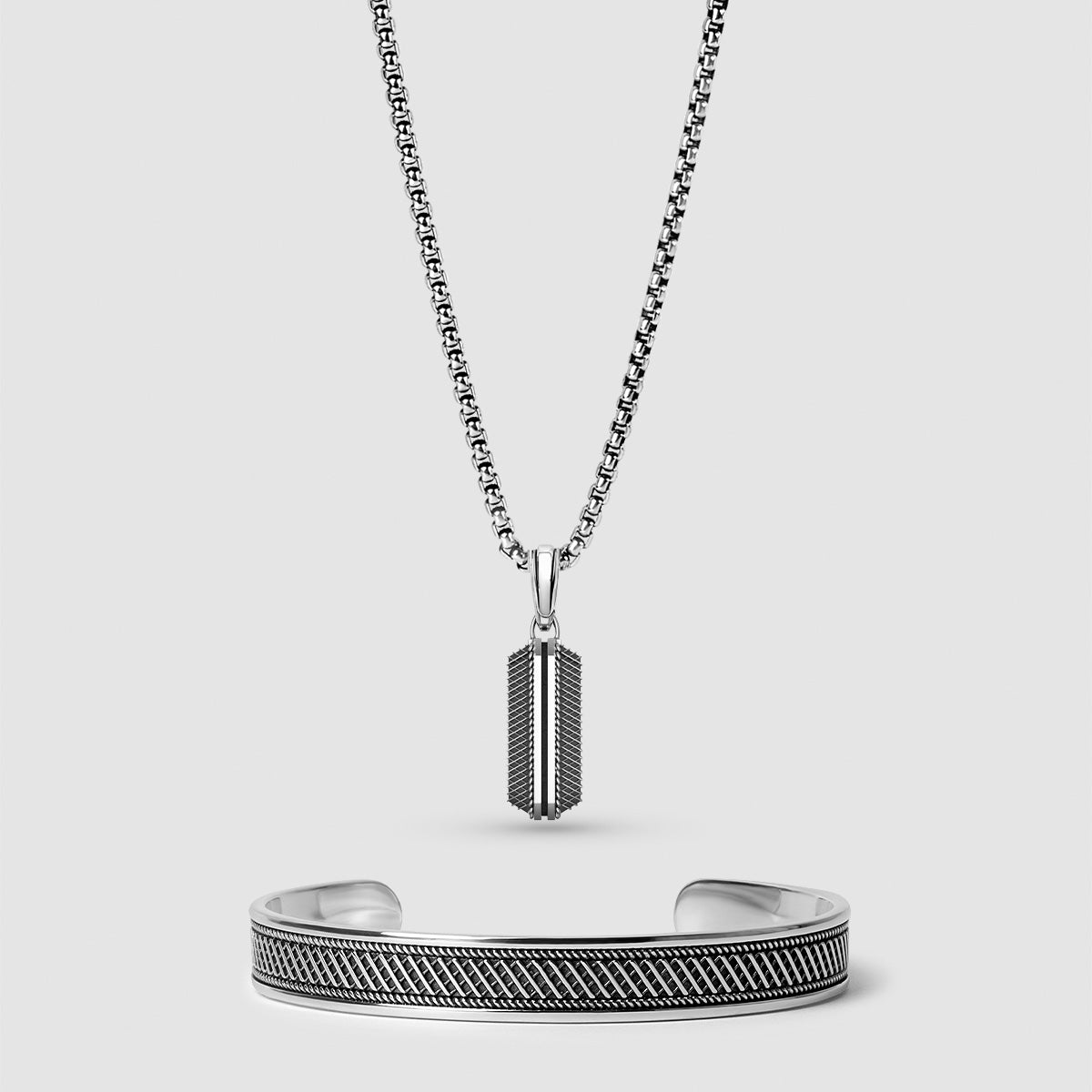 Vooraanzicht van Kaliq geoxideerd zilveren herenarmband en hanger van Ninetwofive. 