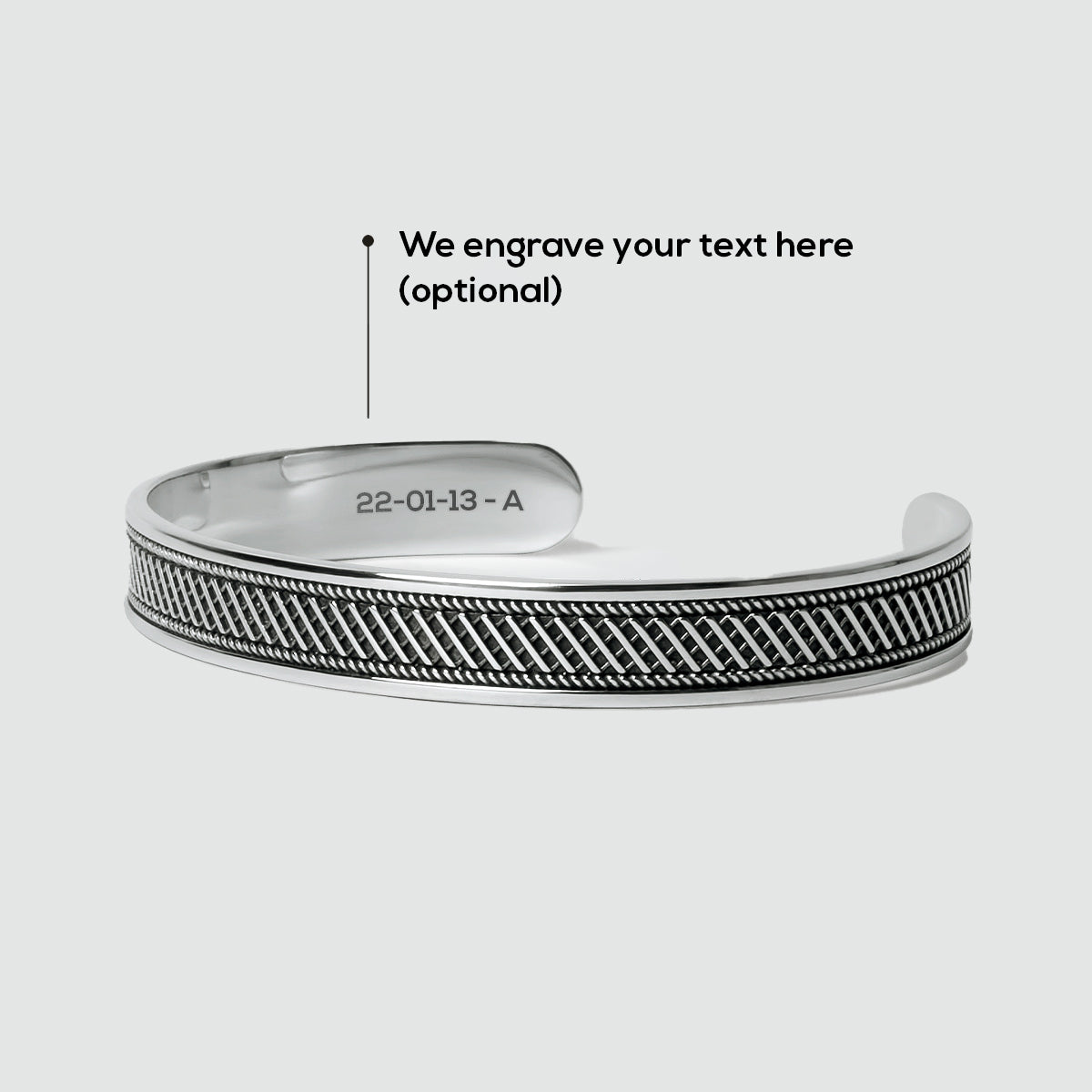 Het graveergebied van de kaliq geoxideerde zilveren herenarmband van Ninetwofive voor een gepersonaliseerd sieraad. 