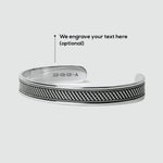 Het graveergebied van de kaliq geoxideerde zilveren herenarmband van Ninetwofive voor een gepersonaliseerd sieraad. 