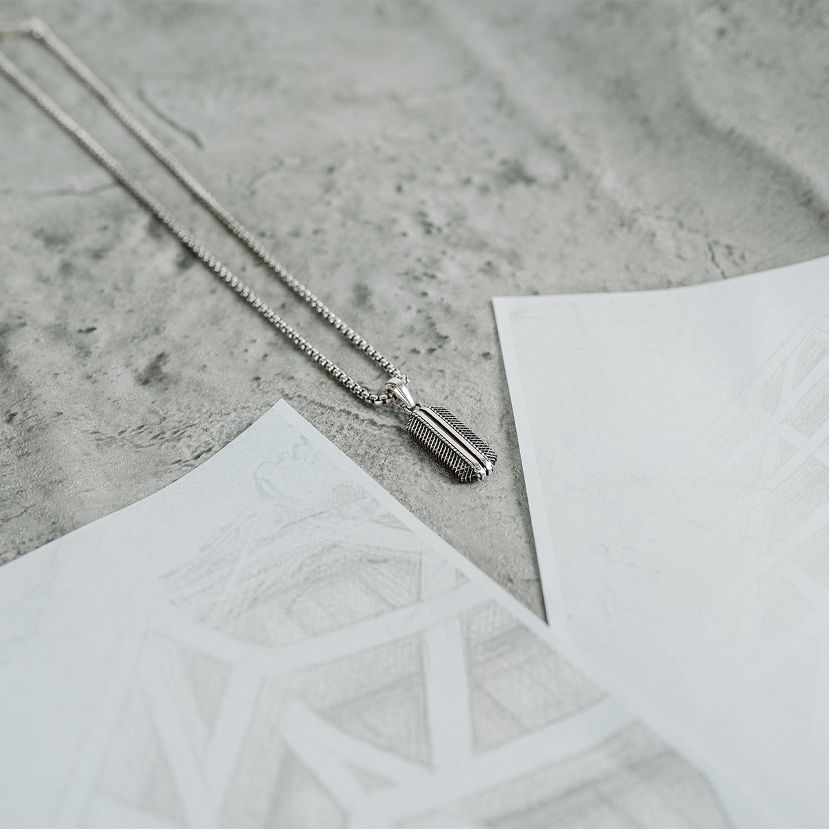 Kaliq geoxideerde sterling zilveren herenhanger ontworpen door Ninetwofive met bijbehorende schetspapieren. 