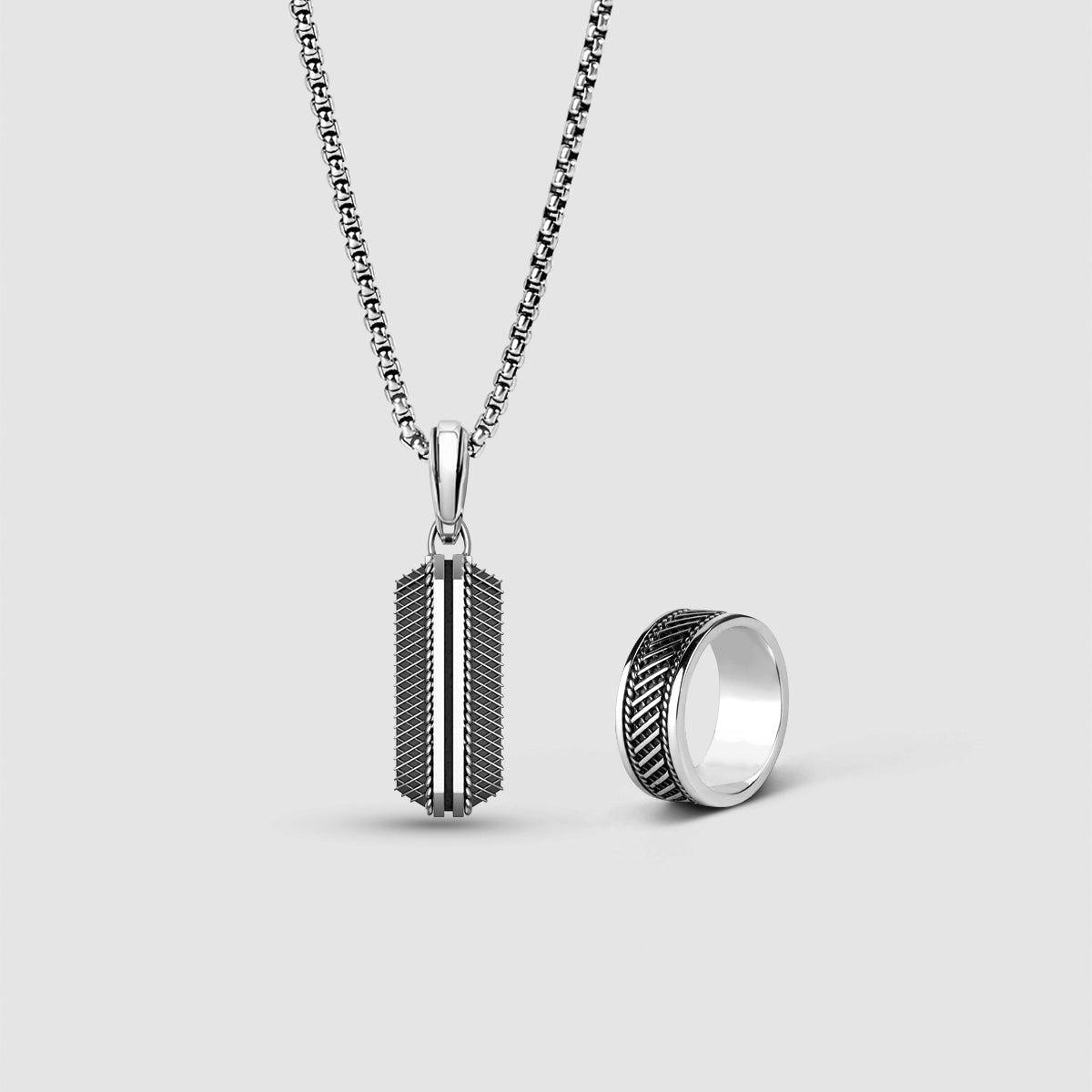 Vooraanzicht van de Kaliq sterling zilveren hanger met een ketting en herenring van Ninetwofive voor een perfecte zilveren set. 