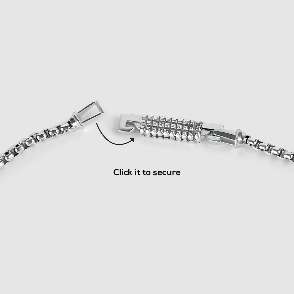 Nahaufnahme der Kamal box mit Silberverschluss und Schlossdetail von Ninetwofive Jewellery.