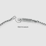 Nahaufnahme der Kamal box mit Silberverschluss und Schlossdetail von Ninetwofive Jewellery.