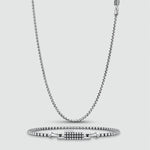 Vorderansicht der silbernen box und des Herrenarmbands von Ninetwofive.