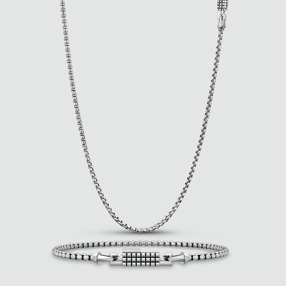 Vorderansicht der silbernen box und des Herrenarmbands von Ninetwofive.