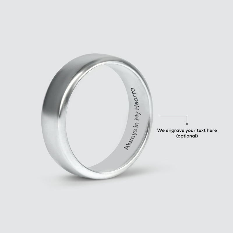 Zijaanzicht van de Malik, Ninetwofive zilveren band-ring voor heren, met de nadruk op het vakmanschap van de gratis lasergravering.