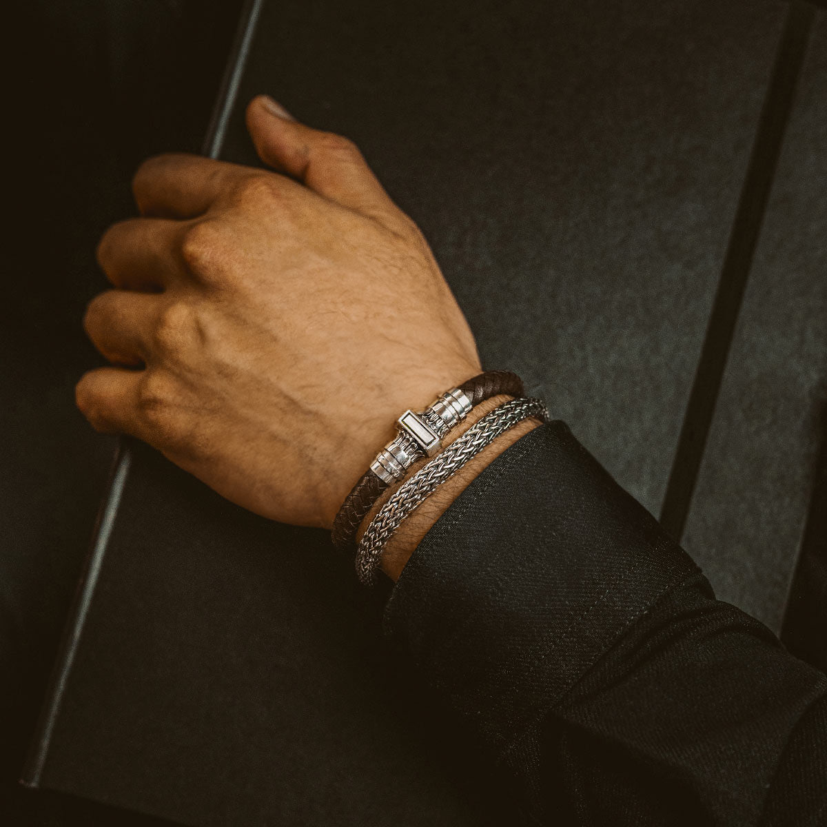 Modèle portant un bracelet en cuir pour hommes de ninetwofive