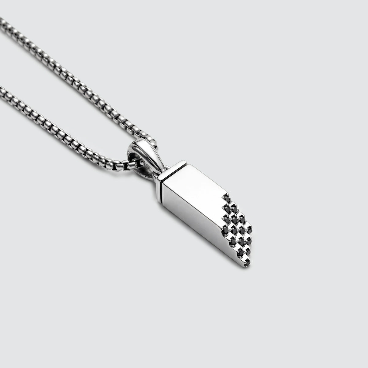 Von islamischer Kunst inspirierter Muqarnas-Anhänger mit schwarzen Diamanten und Herrenkette, Ansicht von oben.