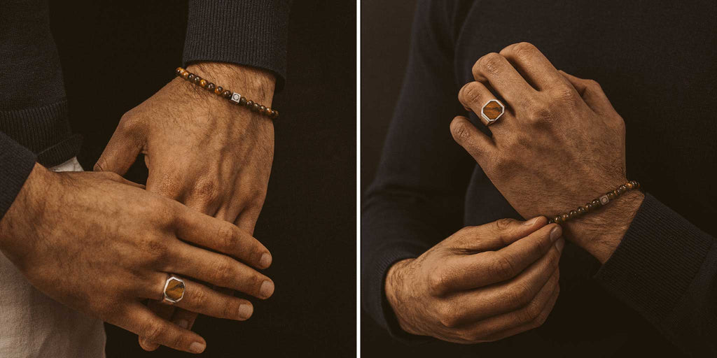 Twee foto's van een man met een ring en armband.