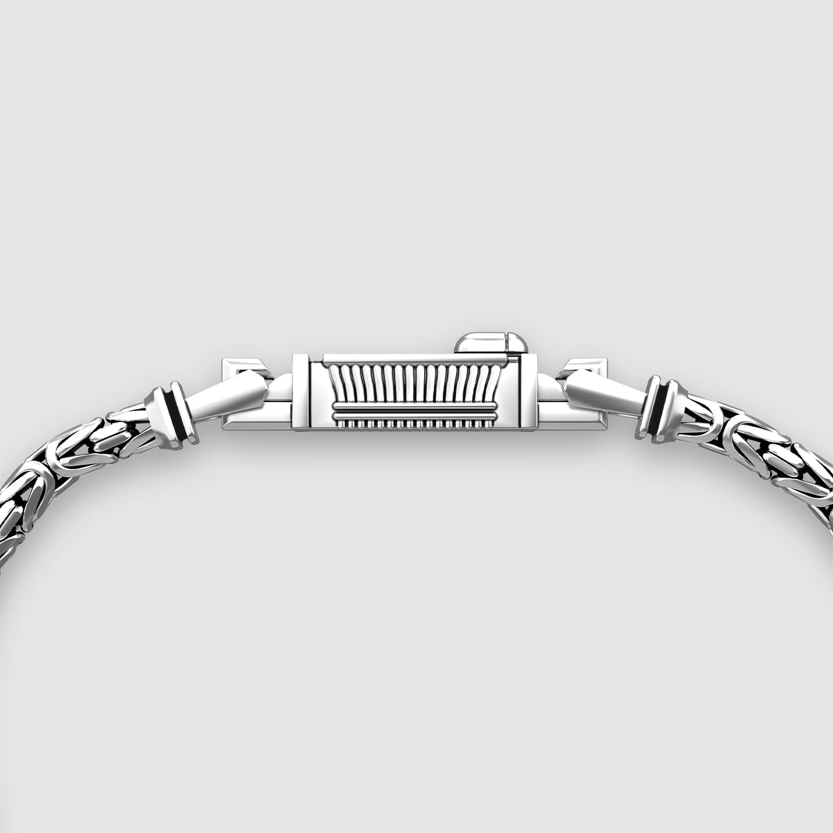 bovenaanzicht van Ramsi sterling zilveren Byzantijnse armband voor heren. Ninetwofive