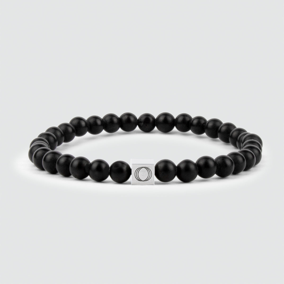 Een Aswad - Matzwarte Kralen Armband 6mm met een zilveren bedel, met een prachtige onyx steen.
