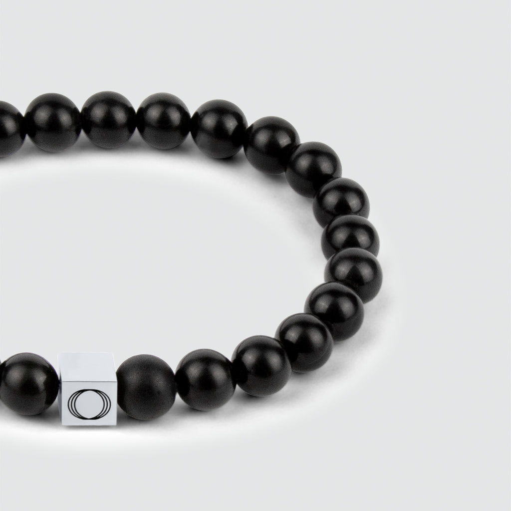 Bracelet de perles Aswad - noir mat 6 mm avec un fermoir en argent.
