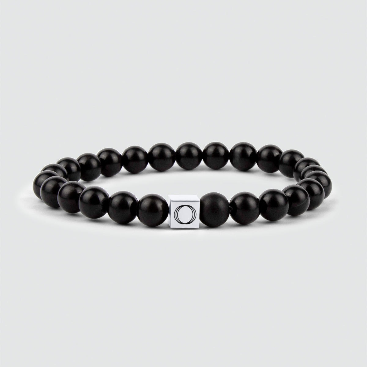 Een Aswad - Mat Zwarte Kralen Armband 8mm met een onyx steen en een zilveren sluiting.