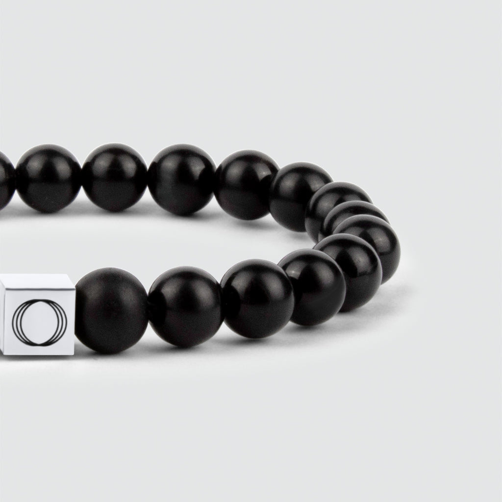 Bracelet en perles Aswad - noir mat 8 mm avec un fermoir en argent.