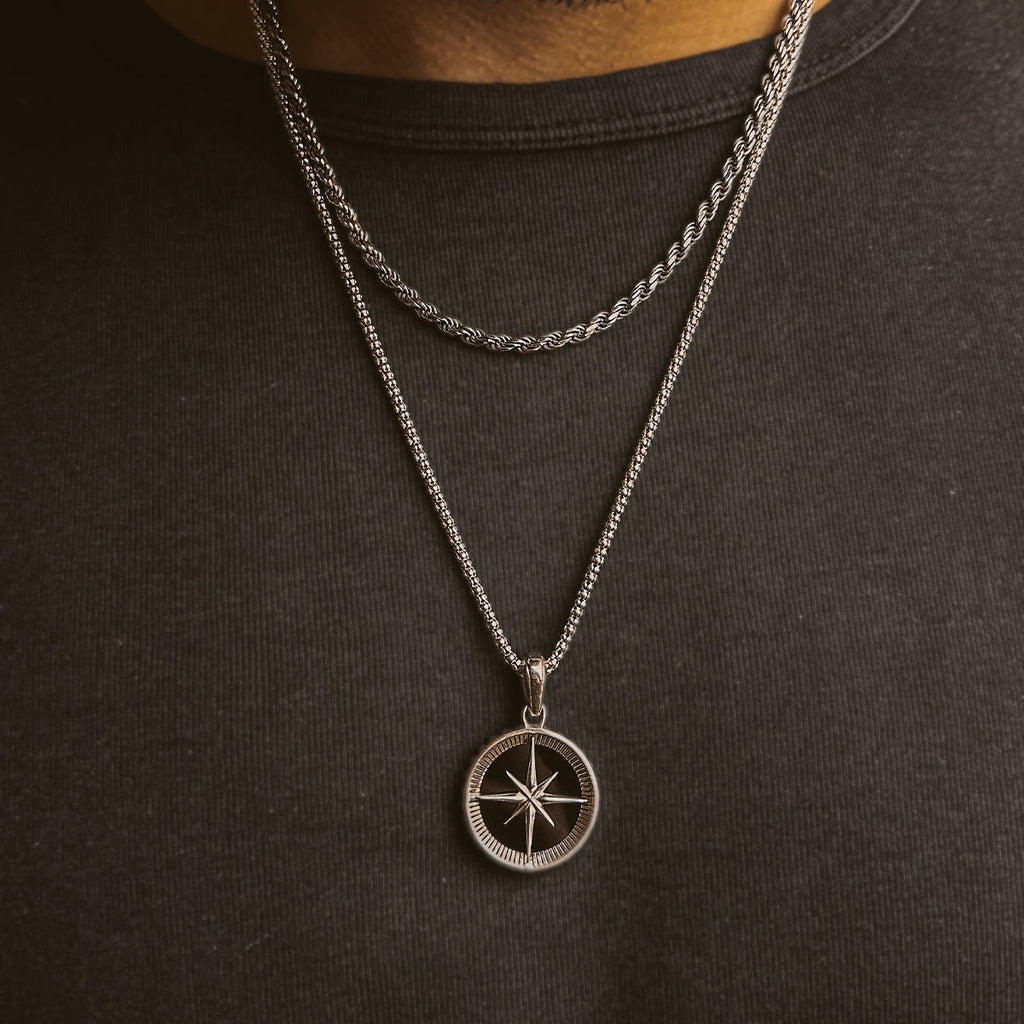 Ein Mann trägt eine Safar - Sterling Silber Onyx Kompass Anhänger Halskette.