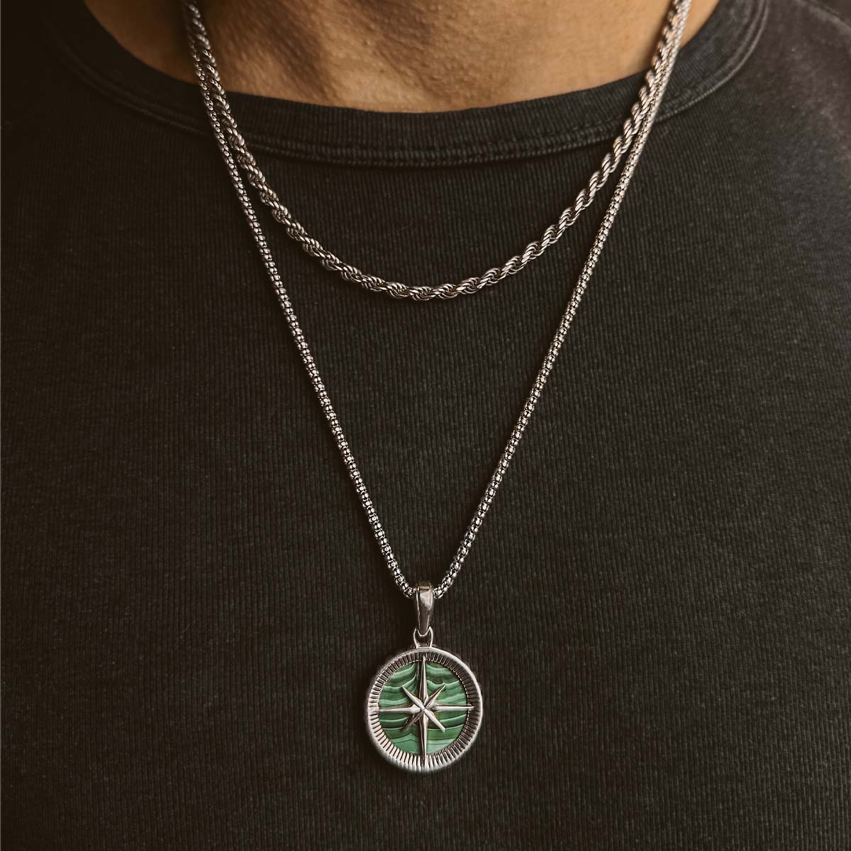 Un homme portant un collier Safar - Sterling Silver Malachite Compass Pendantif .