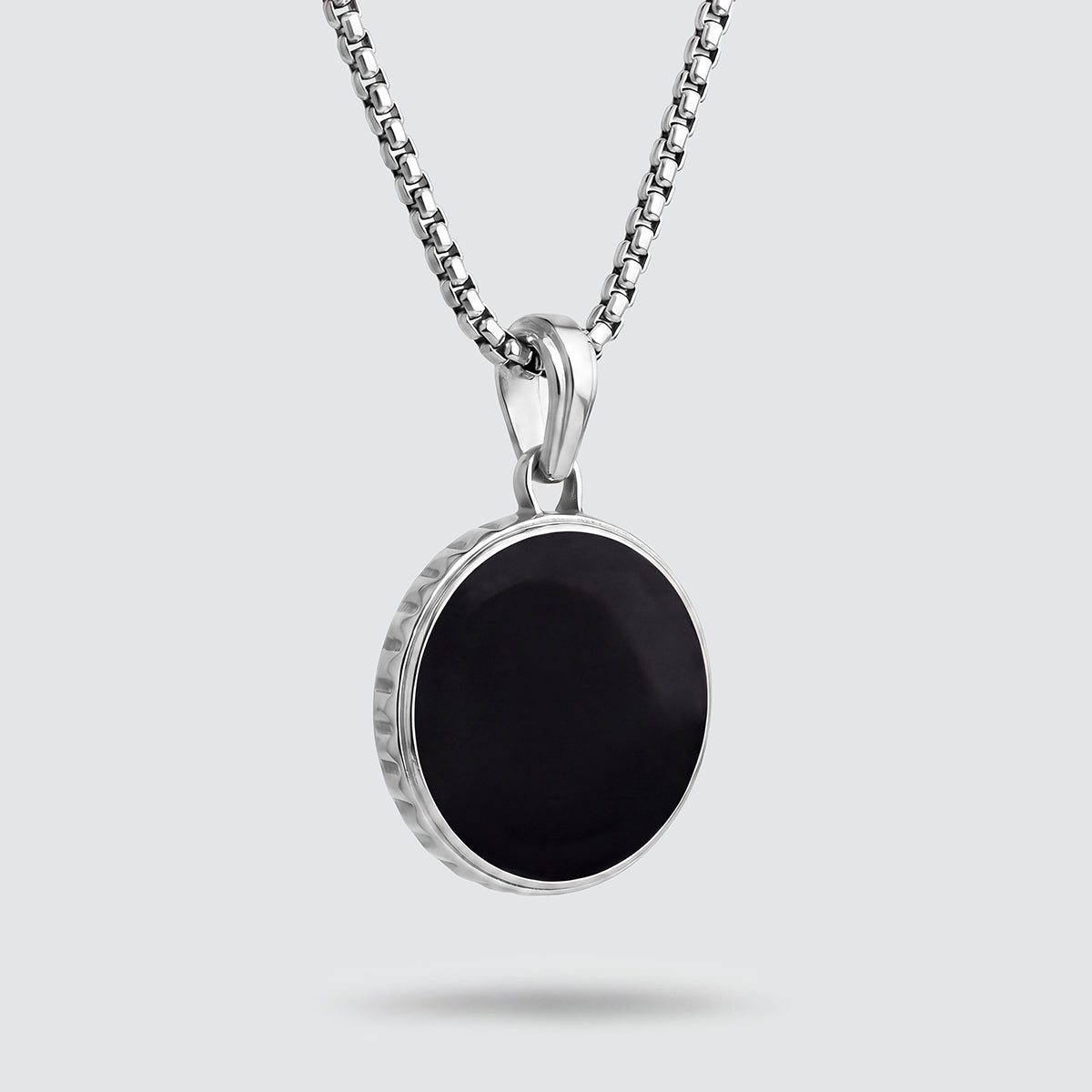 Safar – Anhänger aus Sterlingsilber mit Onyx in Kompassform – NineTwoFive