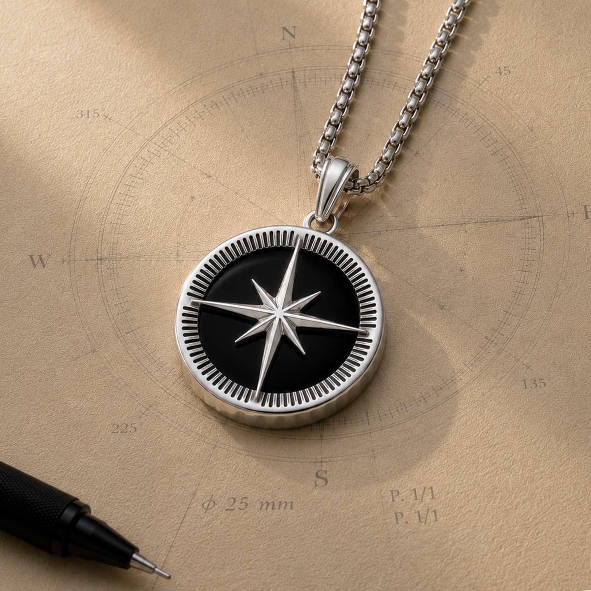 Safar – Anhänger aus Sterlingsilber mit Onyx in Kompassform – NineTwoFive