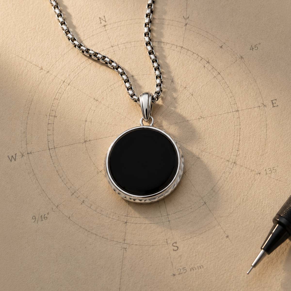 Safar – Anhänger aus Sterlingsilber mit Onyx in Kompassform – NineTwoFive