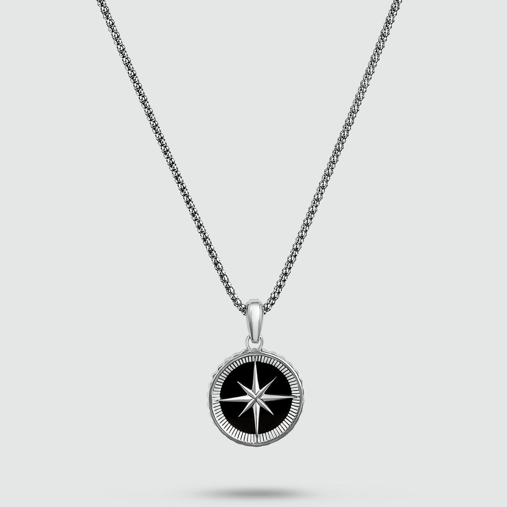 Ein schwarzer und weißer Safar - Sterling Silber Onyx Kompass Anhänger an einer Herren Silberkette.