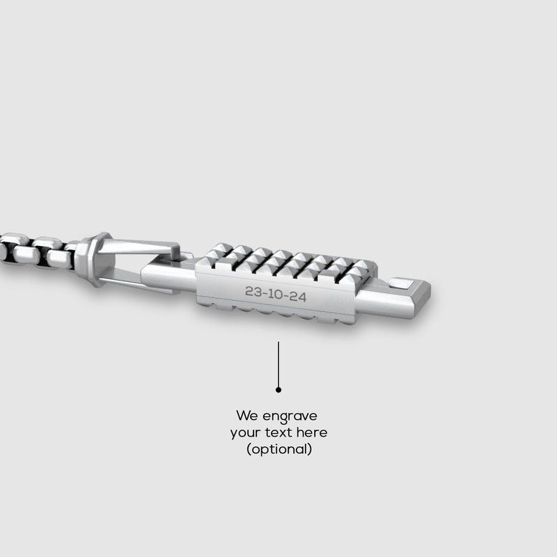 Seitenansicht des Kamal-Ankerketten-Herrenarmbands von Ninetwofive Jewellery, auf der die Stelle für die Gravur zu sehen ist.