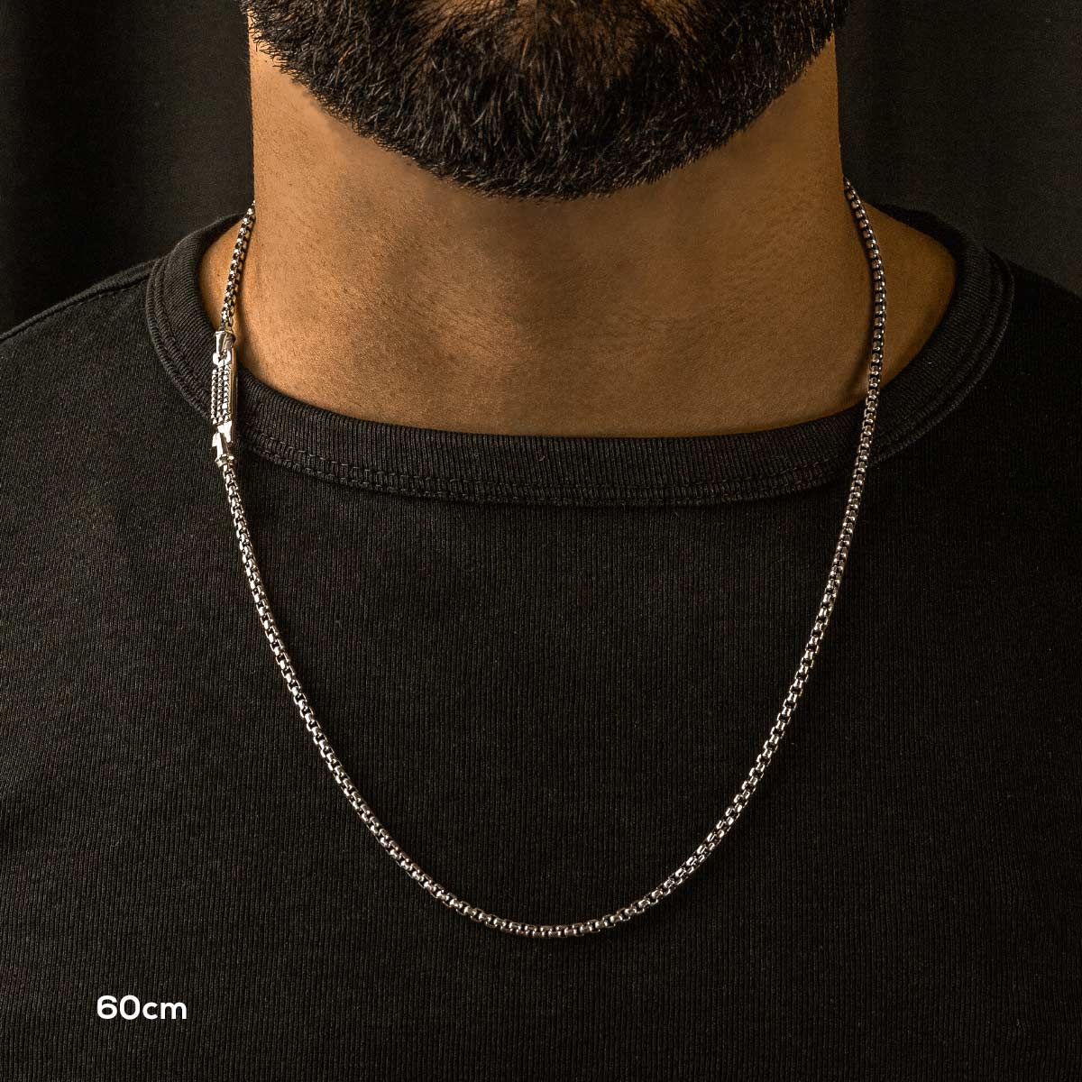 Een man met een baard draagt een Kamal - Sterling Zilver Box ketting  3mm.