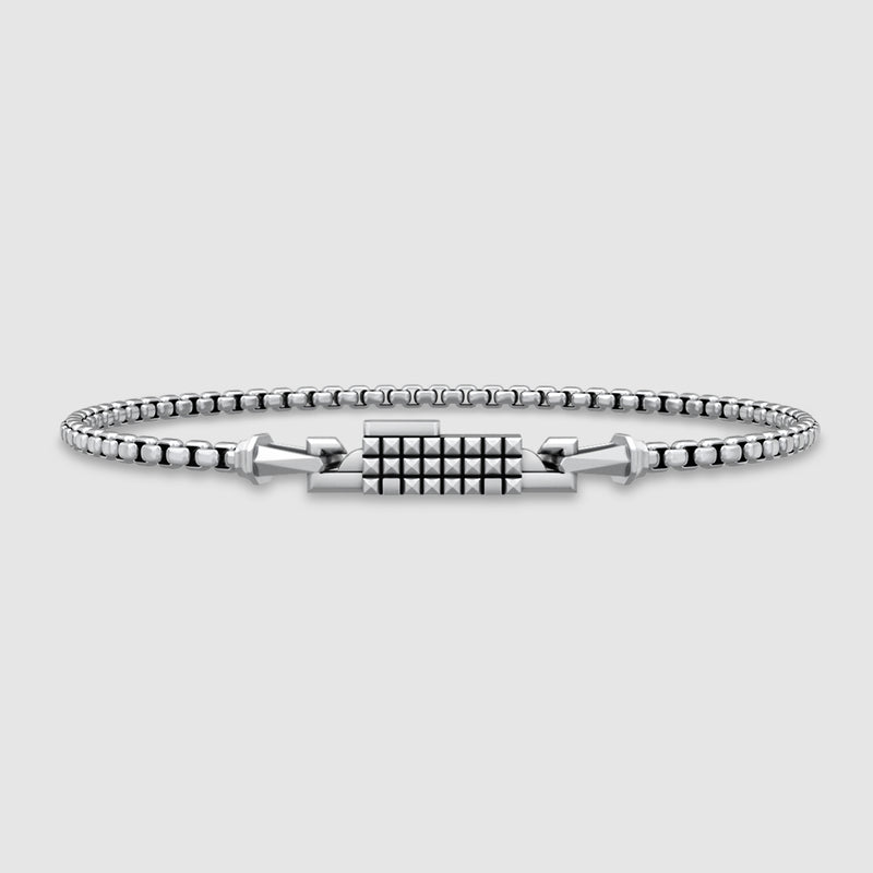 Silbernes „box“-Kettenarmband auf hellgrauem Hintergrund