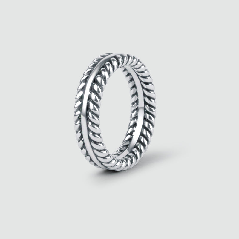 Vertikale Ansicht des Zahir Federrings aus Sterling Silber mit geflochtenem Design von Ninetwofive.
