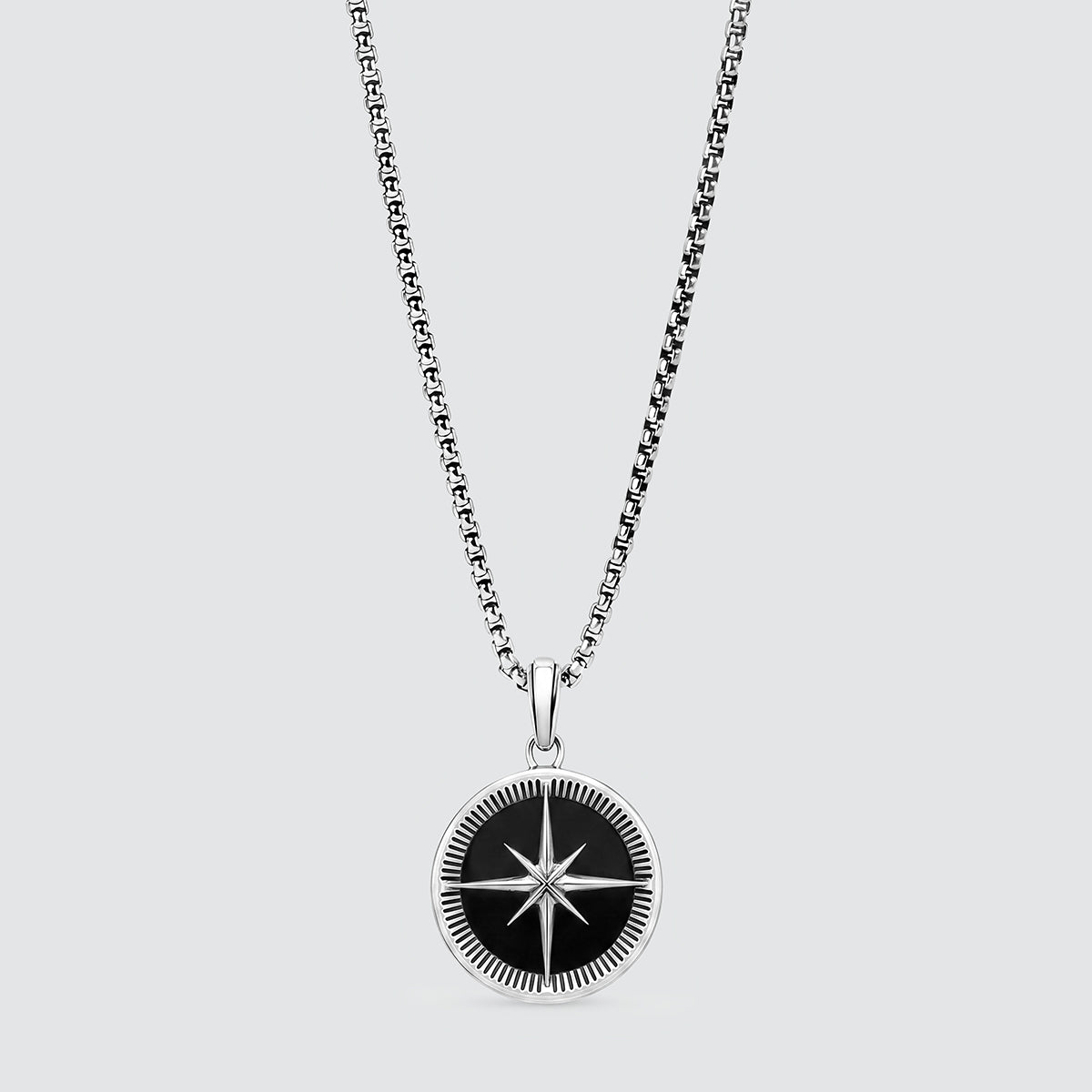 Safar – Anhänger aus Sterlingsilber mit Onyx in Kompassform – NineTwoFive